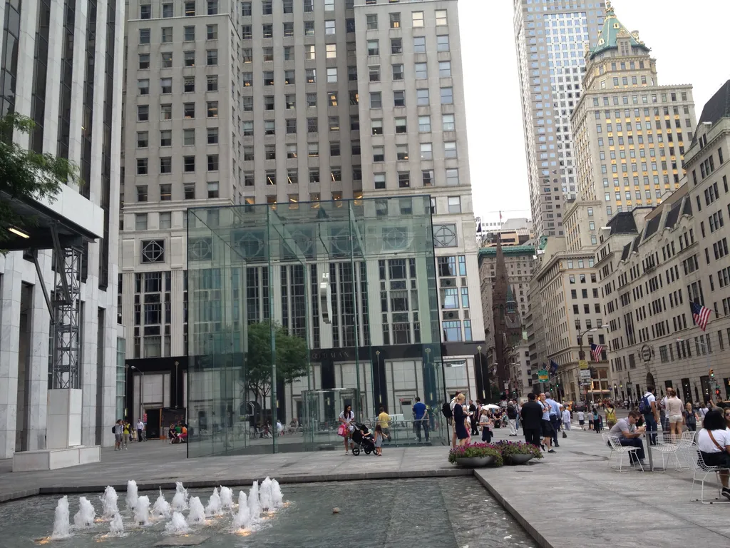 5th Av. Apple Store