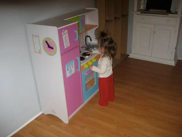 play kitchen, initial playtime