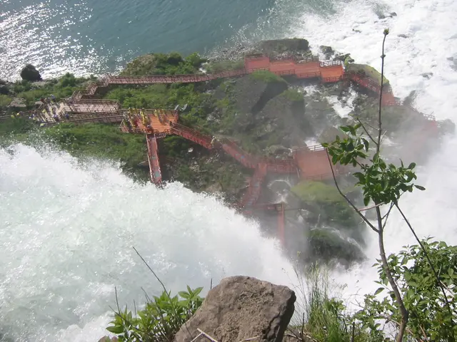 yapc::na 2004, walkway below the falls