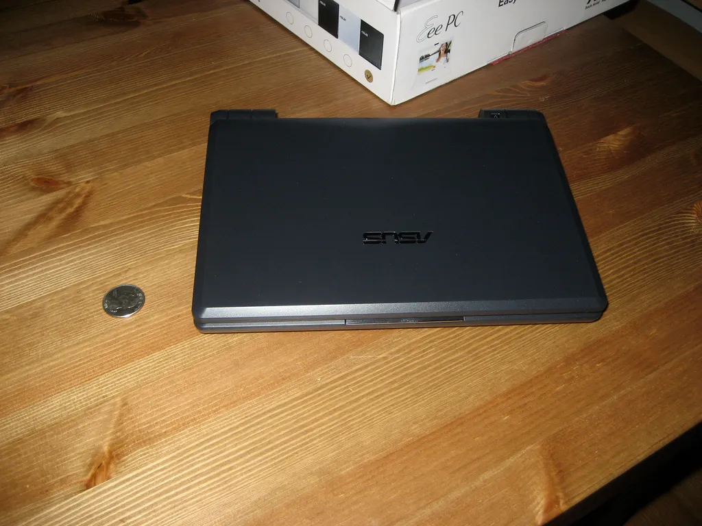 the eee closed (no battery)