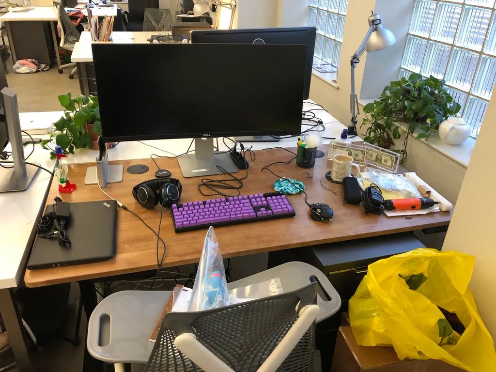 I got a new desk!