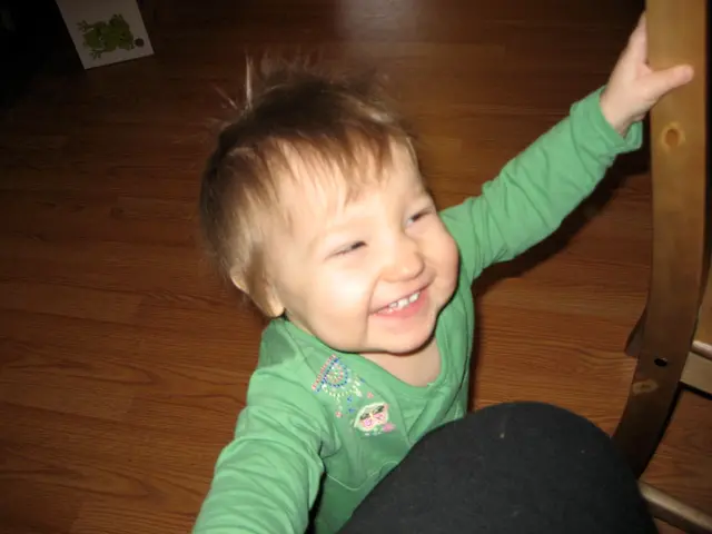 mj crawling around
