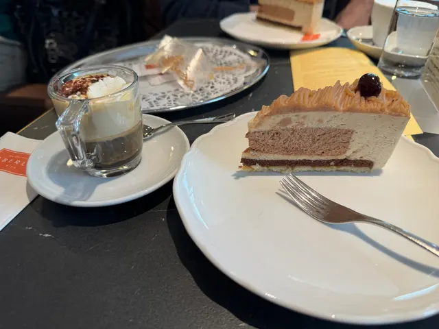 Maronitorte and Einspänner