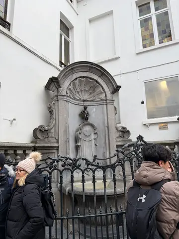 mannekpin pis