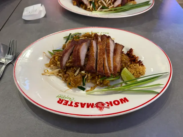 emsphere mall, fried pork neck pad thai