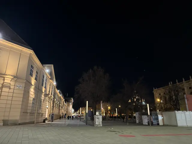 walking on Mariahilfe Straße