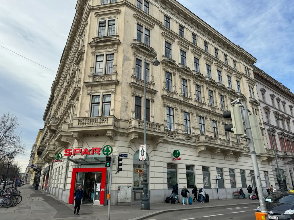 The MAK: grocery store in older-looking buliding