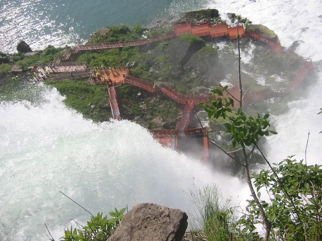 yapc::na 2004, walkway below the falls_2