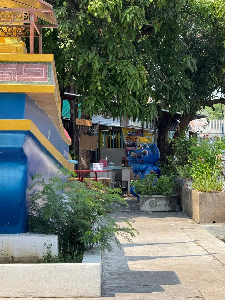 Bangkok boat tour, weird blue statue