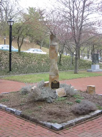 Sculpture Garden, Pylon