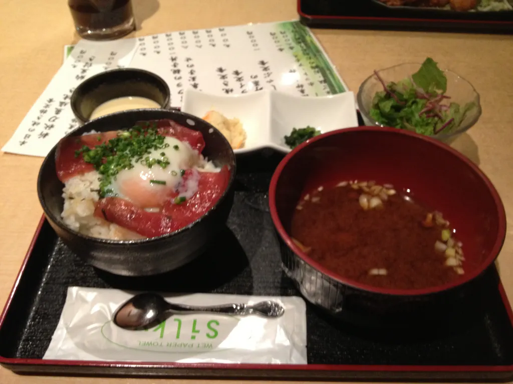maguro (tuna) and rice at izakaya