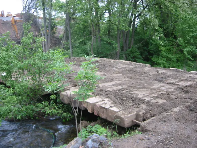 the towpath, construction
