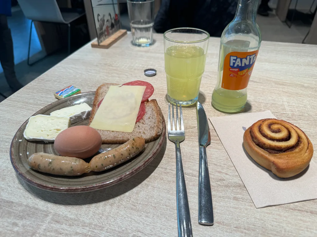 lounge breakfast at BRU