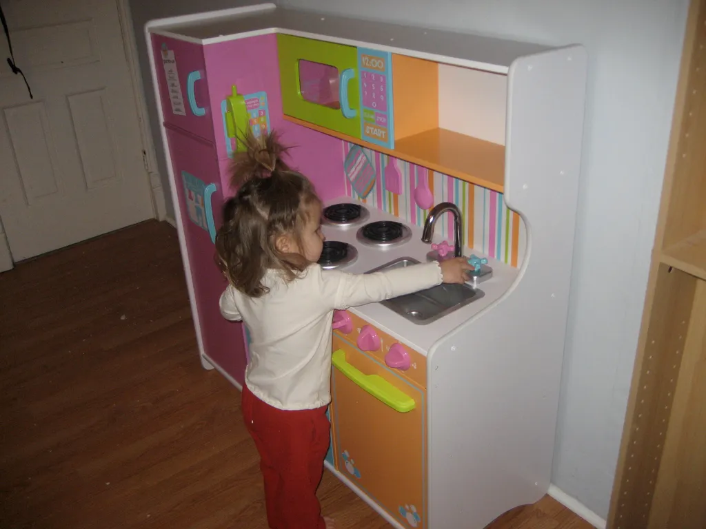 play kitchen, initial playtime