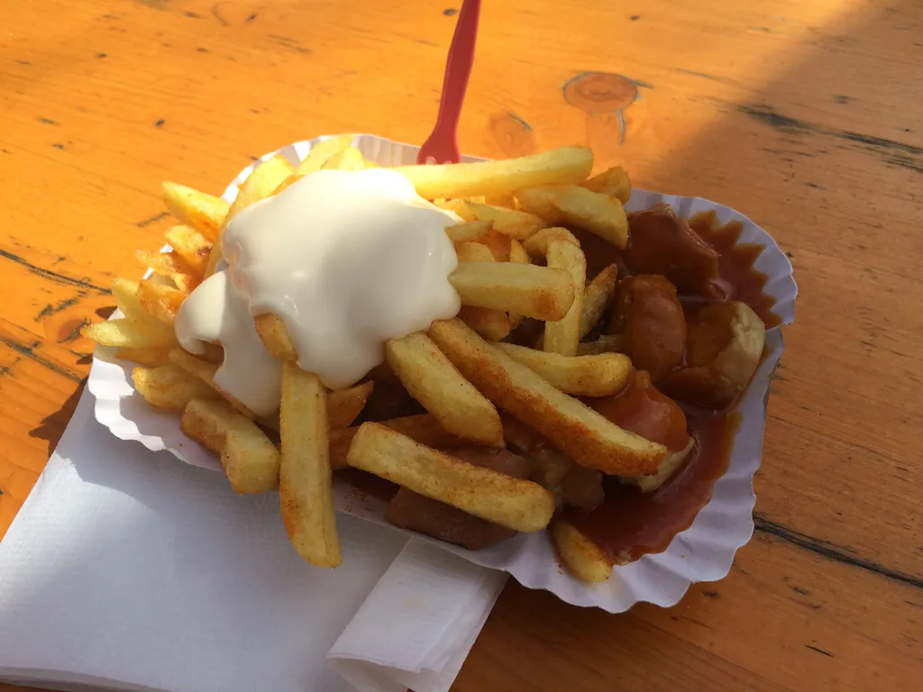 currywurst und pomme frites