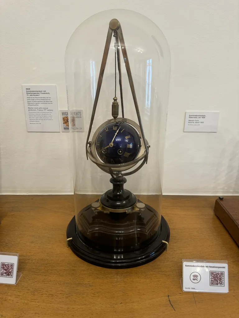 Uhrenmuseum: rotating pendulum clock