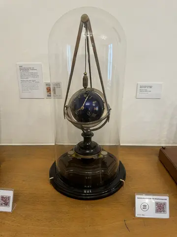 Uhrenmuseum: rotating pendulum clock