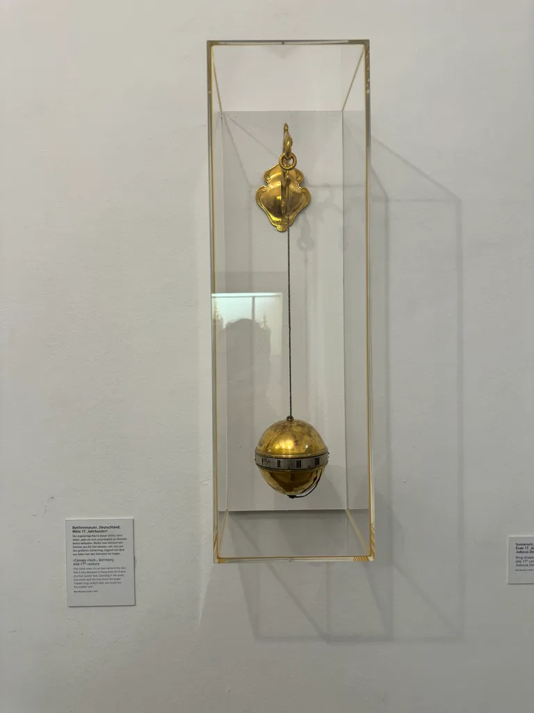 Uhrenmuseum: canopy bed clock