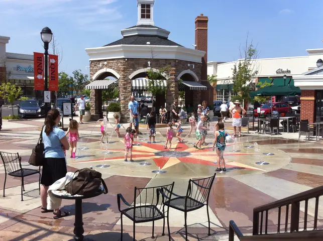 the promenade water fountain
