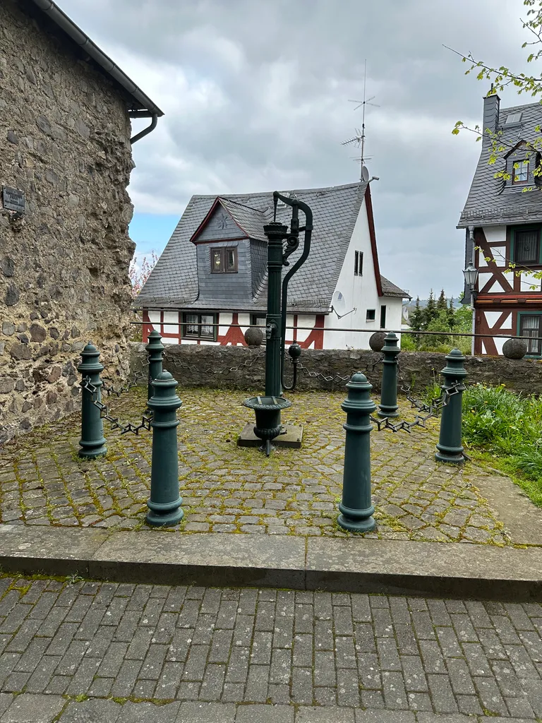 Braunfels, water pump at the castle