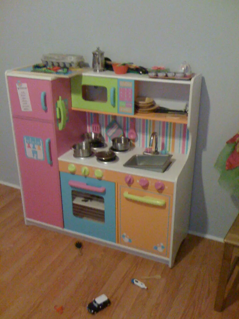 Martha's play kitchen (with hidden surprise)
