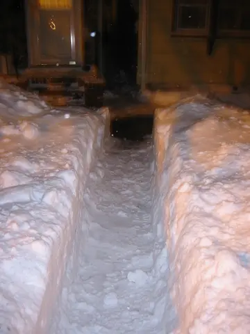 snowstorm, 2003-02, Shovelled Path