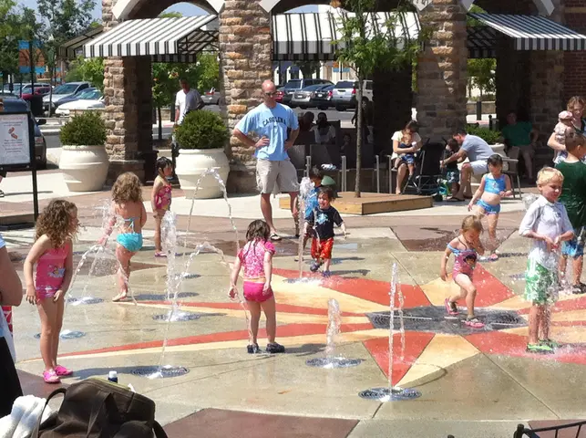 the promenade water fountain