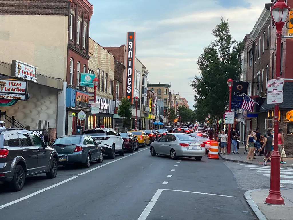 south street: people not distancing