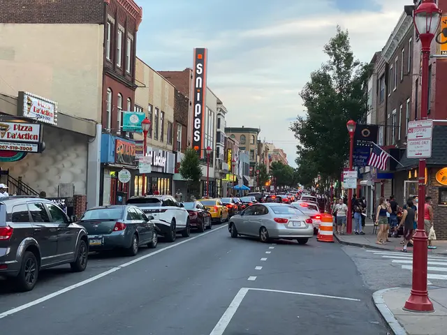 south street: people not distancing