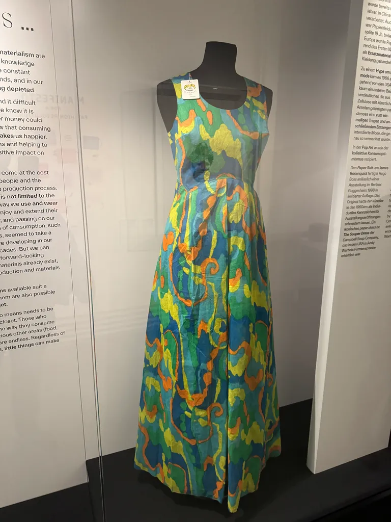 The MAK: a paper dress